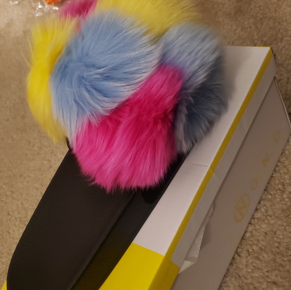 Fuzy Slippers - Picture 3 of 3